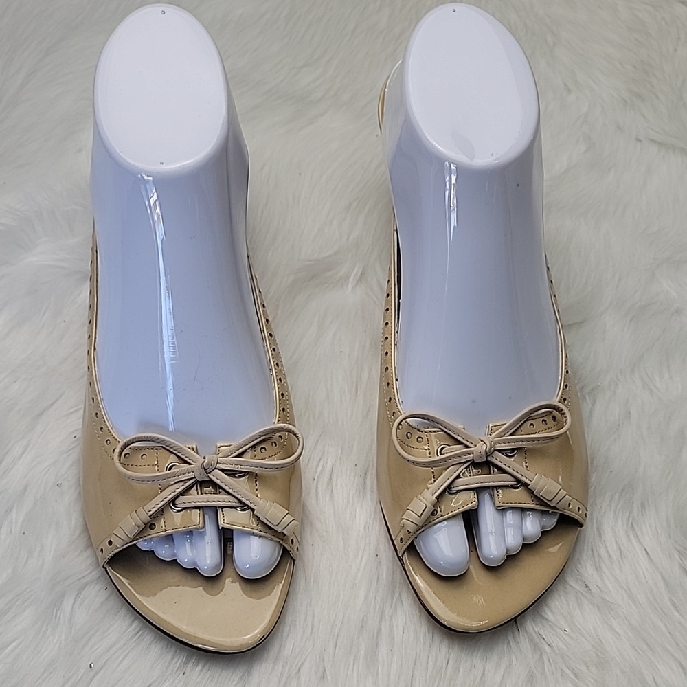STUART WEITZMAN Beige Patent Leather Slip On Open Toe Kitten Mule Sandal Heels